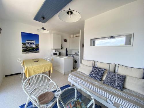 un salon avec un canapé et une table dans l'établissement Superbe appartement avec vue mer, à Narbonne-Plage