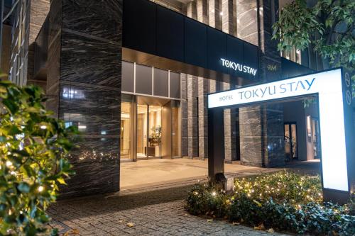 Un edificio con un cartello che legge Tony Swiftstay di Tokyu Stay Aoyama Premier a Tokyo