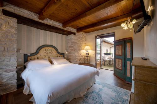 sypialnia z dużym białym łóżkiem w pokoju w obiekcie Torre Del Nera Albergo diffuso & Spa w mieście Scheggino
