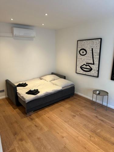 a bedroom with a bed and a picture on the wall at Nordstraße 53 in Düsseldorf