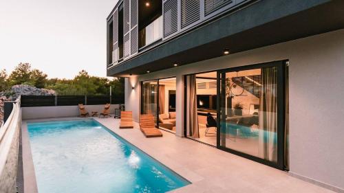 Πισίνα στο ή κοντά στο Casa Domina with sauna and whirlpool only 200 meters from the beach