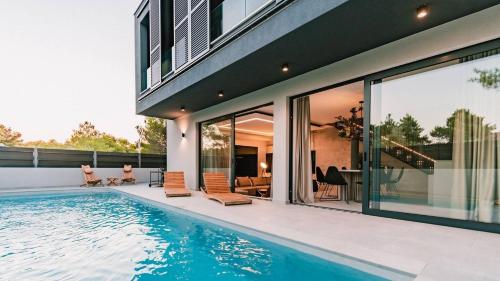 Πισίνα στο ή κοντά στο Casa Domina with sauna and whirlpool only 200 meters from the beach