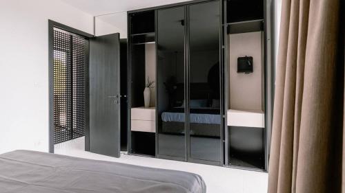 Ένα ή περισσότερα κρεβάτια σε δωμάτιο στο Casa Domina with sauna and whirlpool only 200 meters from the beach