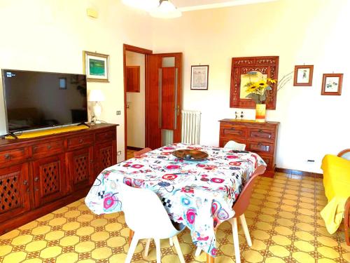 een woonkamer met een tafel en een televisie bij PERLA MARINA in Gallipoli