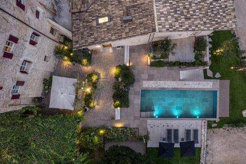 uma vista sobre um quintal com uma piscina em Ansitz Romani em Termeno