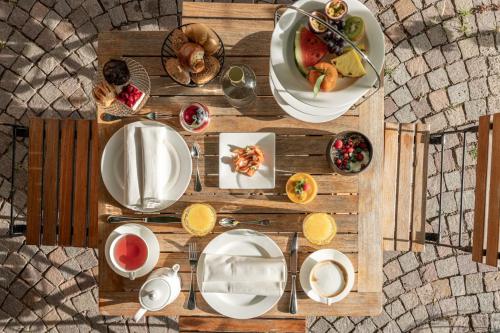 an overhead view of a table with plates of food at Ansitz Romani in Termeno