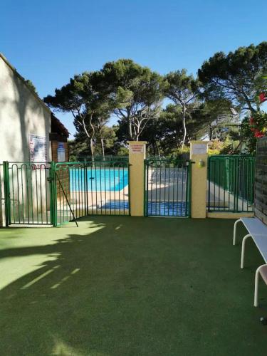 une porte menant à une piscine avec une piscine dans l'établissement Havre de paix pour 2 à 4 pers., au Castellet