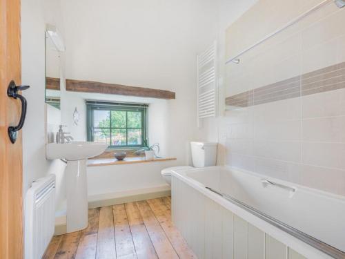 Baño blanco con bañera y lavamanos en 3 Bed in Shap SZ390, en Shap
