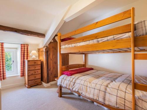 - une chambre avec des lits superposés et une commode dans l'établissement 2 Bed in Portinscale SZ378, à Portinscale