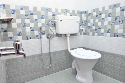 een badkamer met een toilet en een douche bij Munnar Valley View in Munnar