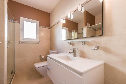 Ένα μπάνιο στο Bungalow Ojeda - PlusHolidays