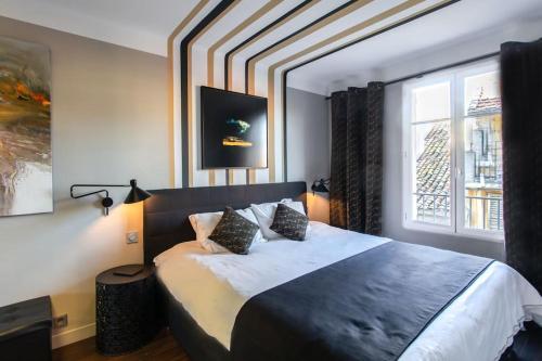 une chambre avec un grand lit et une fenêtre dans l'établissement #39 Old Town suite 3 BDR AC Balcony 5mins Walk to Sea, à Nice