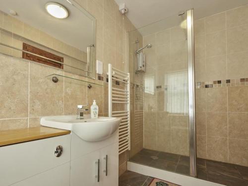 y baño con lavabo y ducha. en 2 Bed in Wasdale SZ551, en Nether Wasdale