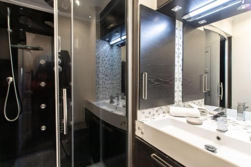 une salle de bain avec deux lavabos et une douche en verre dans l'établissement #39 Old Town suite 3 BDR AC Balcony 5mins Walk to Sea, à Nice
