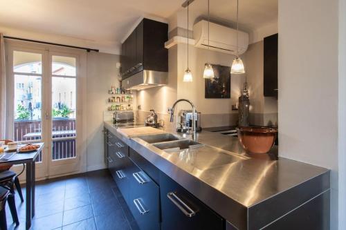 une cuisine avec un évier et un plan de travail dans l'établissement #39 Old Town suite 3 BDR AC Balcony 5mins Walk to Sea, à Nice