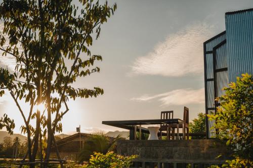 een uitzicht op een gebouw met een boom bij STAY PILAFarm in Ban Nam Chun Yai