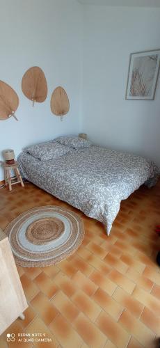 - une chambre avec un lit et des parasols à l'étage dans l'établissement Charmant 2 pièces avec terrasse en bord de mer, à Leucate