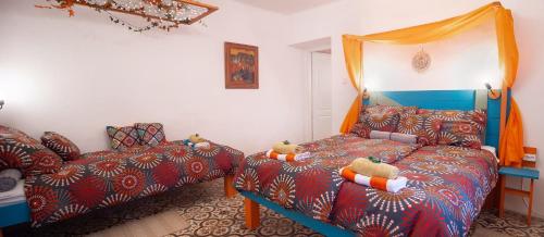 - une chambre avec un lit et un canapé dans l'établissement Jelkő Ház Terpes, 