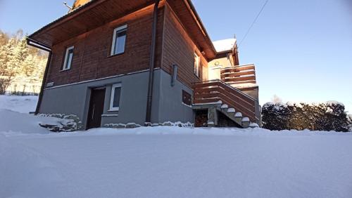Lochówka - zaciszny domek w górach žiemą