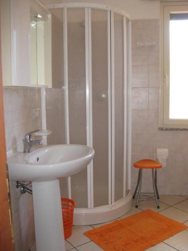 a bathroom with a sink and a shower at Appartamento elegante e confortevole in Buggerru