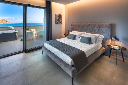 Schlafzimmer mit einem Bett und Meerblick in der Unterkunft Emerald Hotel Residence Cefalù in Cefalú