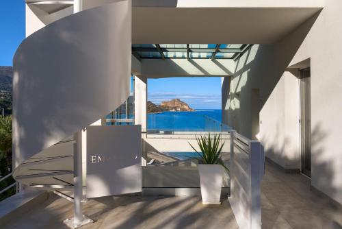 une maison avec vue sur l'océan dans l'établissement Emerald Hotel Residence Cefalù, à Cefalù