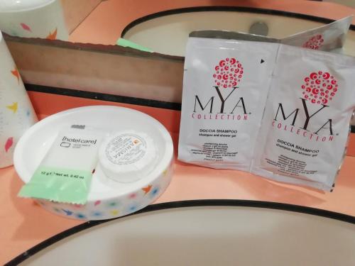 a table with a plate and a bag of cosmetics at HOTEL GIORDANA in Loano