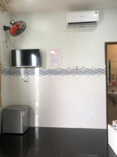 een kamer met een muur met airconditioning aan de muur bij Khách Sạn Thiên Phú in Ho Chi Minh-stad