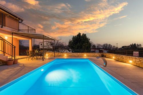Bazén v ubytovaní Villa Ana for 12 persons with private saltwater Pool alebo v jeho blízkosti