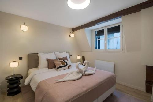 een slaapkamer met een groot bed met een zwaan erop bij Studio 2pers # Île St Louis # Bord de Seine in Parijs