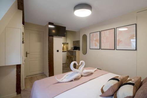 een slaapkamer met een bed met twee zwanen erop bij Studio 2pers # Île St Louis # Bord de Seine in Parijs