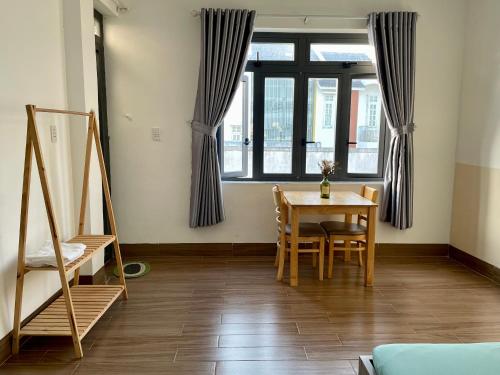 a room with a table and chairs and a window at Leo's Homestay Phan Rang in Phan Rang–Tháp Chàm
