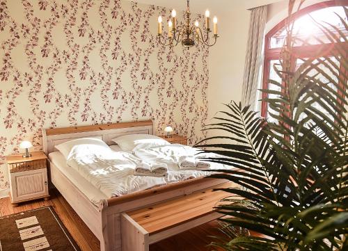 a bedroom with a bed and a potted plant at Ferienhaus Villa Heimfried Büsum in Büsum