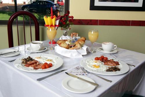 un tavolo con sopra piatti di cibo per la colazione di Casa Bianca Guest Lodge a Hartbeespoort