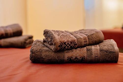 a pile of towels sitting on top of a table at Angels House Boccadasse Gaslini in Genova