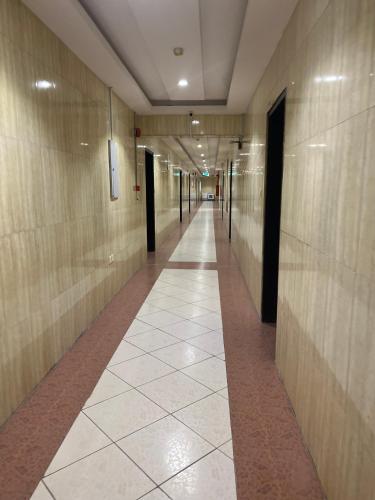 um corredor num edifício com um longo corredor em ديم نجد للشقق المفروشة em Riade