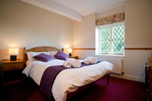 ein Schlafzimmer mit einem großen Bett mit Handtüchern darauf in der Unterkunft Rose of York in Richmond upon Thames