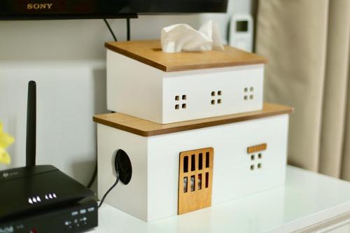 a toy house sitting on top of a desk at Cozy room in Khlongluang II in Khlong Luang