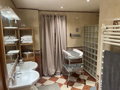 La salle de bains est pourvue de 2 lavabos et d'une douche. dans l'établissement La casa del felicidad, à Bruyères-le-Châtel
