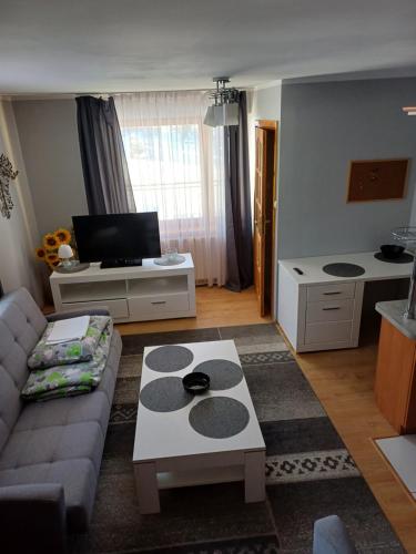 een woonkamer met een bank en een tafel bij Willa Marysieńka in Zakopane