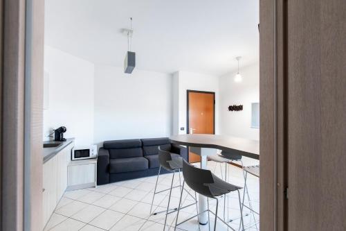 eine Küche und ein Wohnzimmer mit einem Tisch und Stühlen in der Unterkunft Malpensa Express in Vizzola Ticino