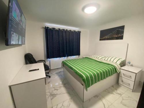 1 dormitorio con cama, escritorio y ordenador en THE ROYAL BOUTIQUE PICCADILLY LODGE by LONDON SLEEP 8 en Hayes