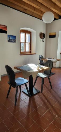 Cjase Cjandin في Cercivento: غرفة طعام مع طاولة وكرسيين