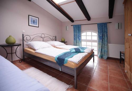 a bedroom with a bed and a window at Ferien am Schloss Duckwitz in Duckwitz