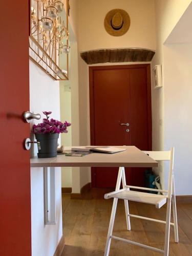 a desk in a room with a red door at The 4 Senses Experience in Suvereto