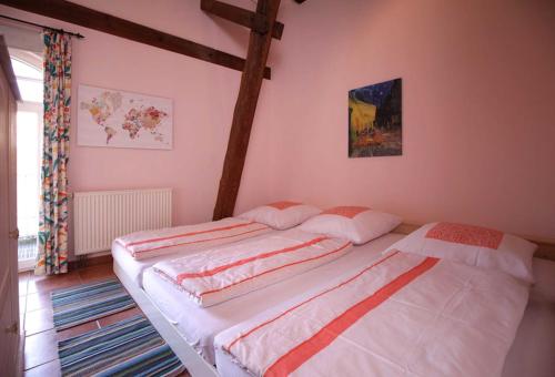 two twin beds in a room with at Ferien am Schloss Duckwitz in Duckwitz