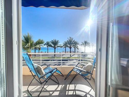 - deux chaises sur un balcon avec vue sur la plage dans l'établissement Nestor&Jeeves - BELLE PROMENADE - SEA View - TERRACE, à Nice