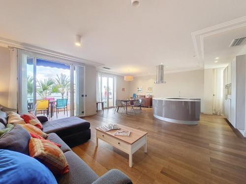 un salon avec un canapé et une table dans l'établissement Nestor&Jeeves - BELLE PROMENADE - SEA View - TERRACE, à Nice