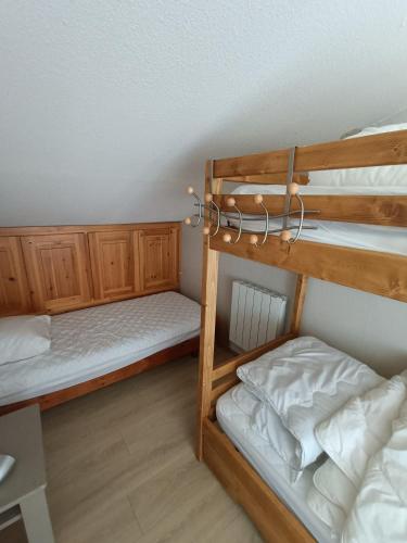 Ce dortoir comprend 2 lits superposés. dans l'établissement Menuires, Beau duplex 8 personnes, Ski aux pieds, aux Menuires