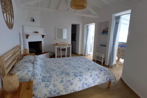 Postel nebo postele na pokoji v ubytování Katafygio, hillside hideaway in Skiathos